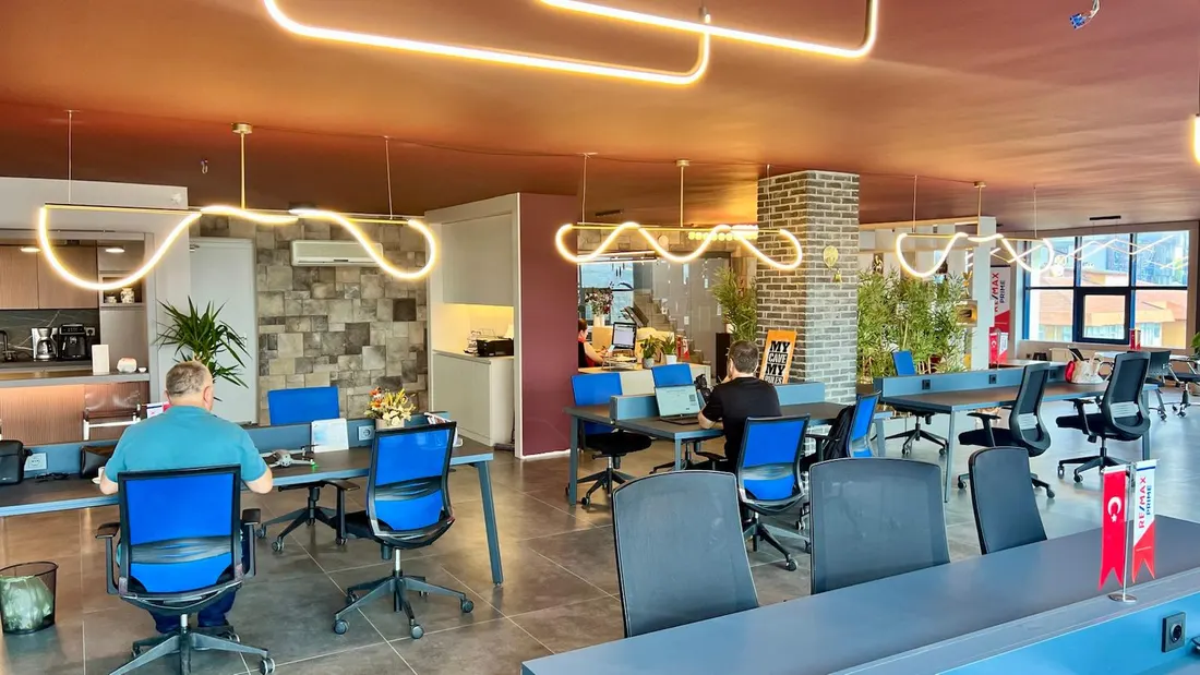 RE/MAX Prime danışmanları çalışırken