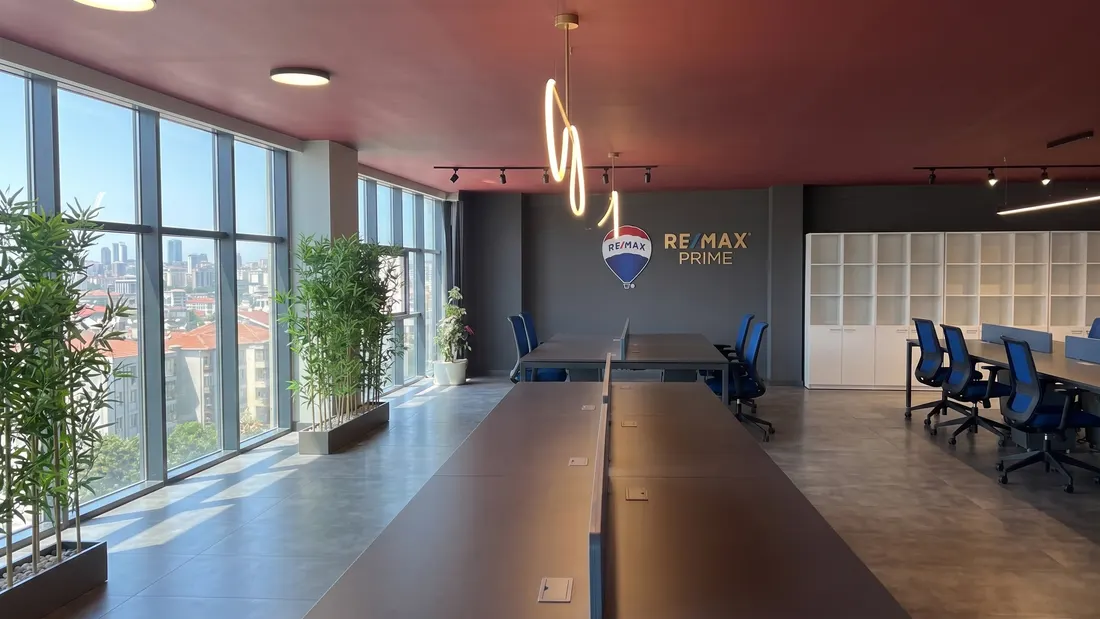 RE/MAX Prime açık ofis alanı