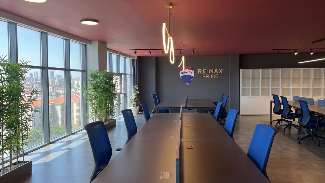 RE/MAX Prime Bostancı çalışma masaları