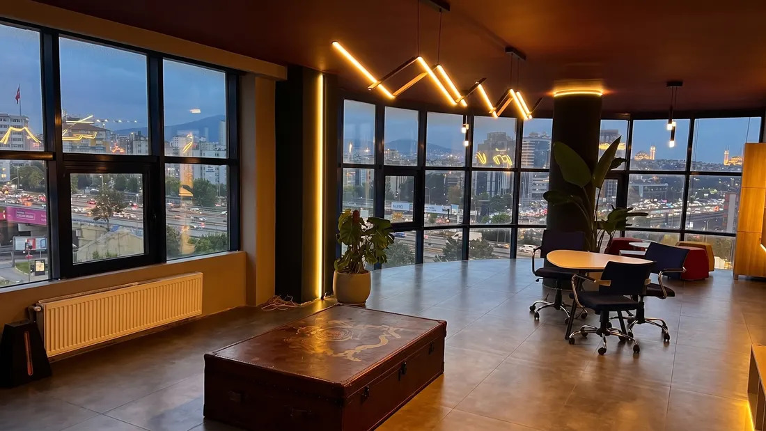 RE/MAX Prime akşam manzaralı lounge