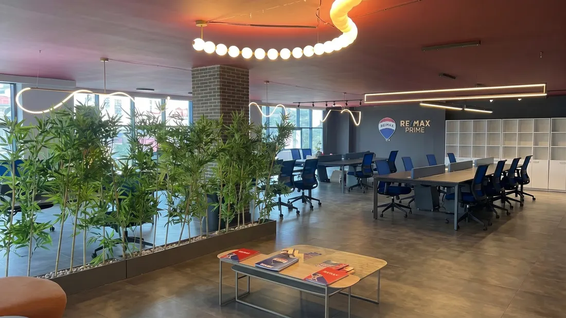 RE/MAX Prime Bostancı lounge ve okuma köşesi
